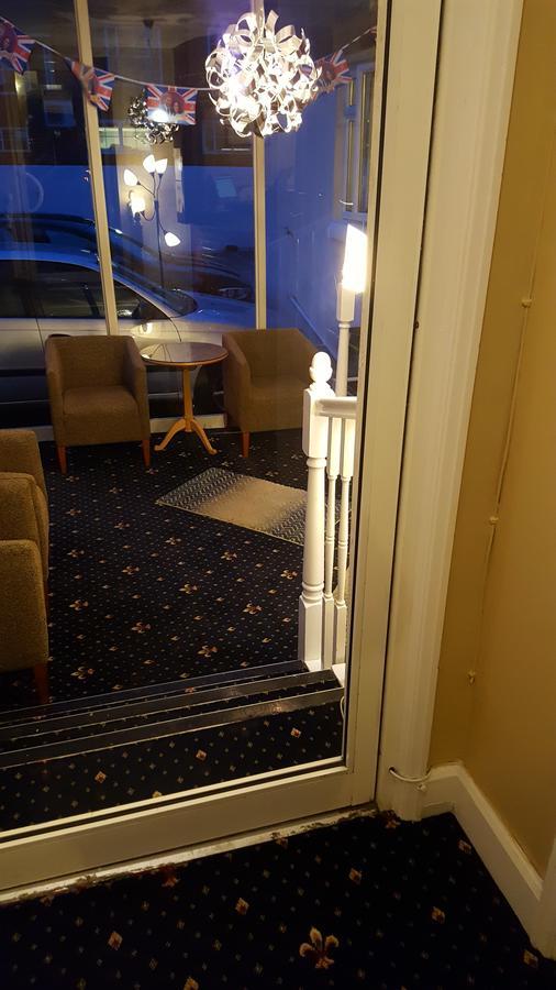 Hotel New Oscar à Windsor Extérieur photo