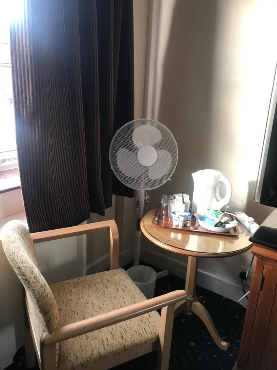 Hotel New Oscar à Windsor Extérieur photo