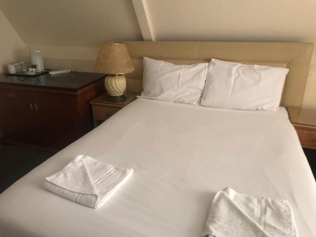 Hotel New Oscar à Windsor Extérieur photo